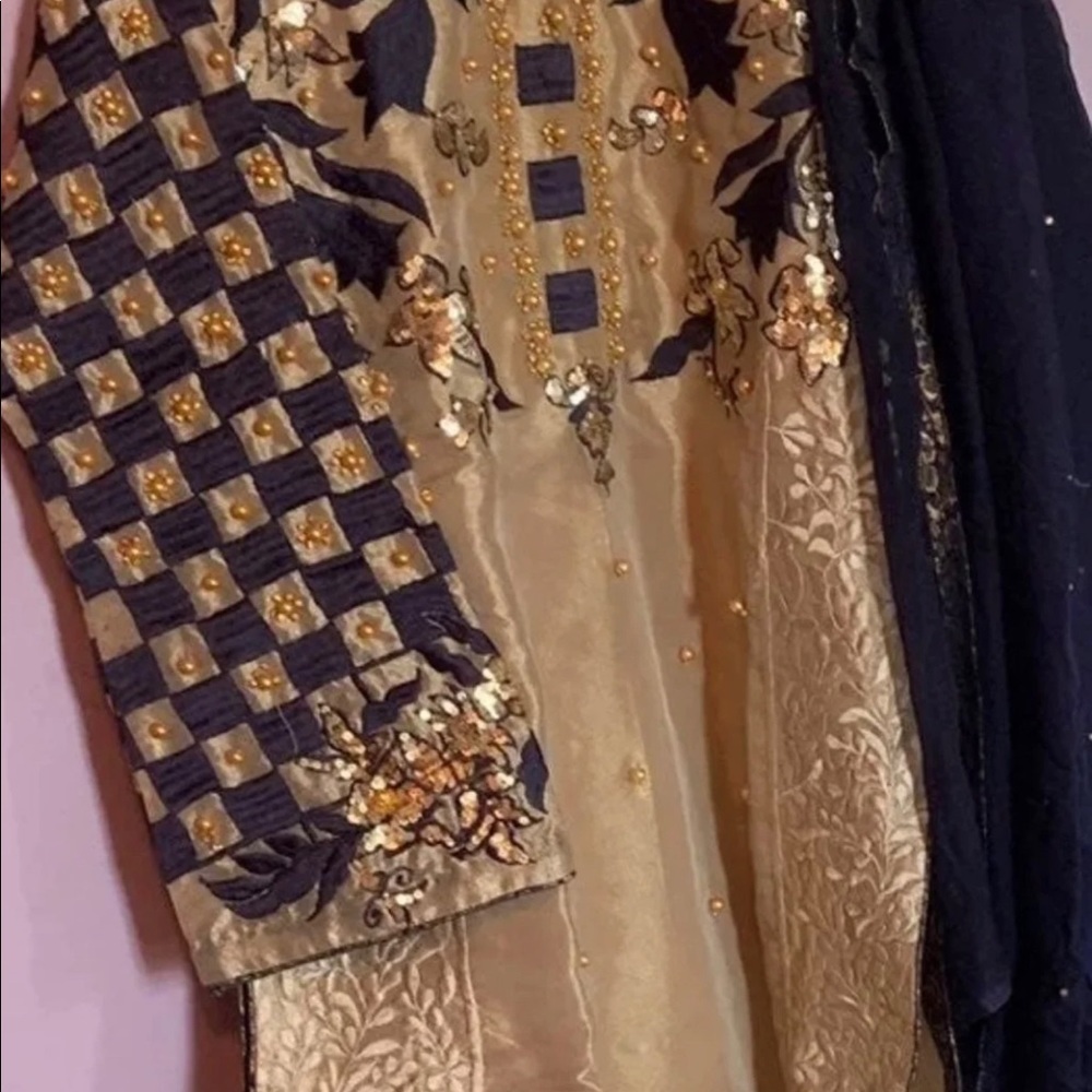 Beautiful dress medium size ready to wear